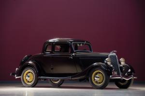 Ford V8 DeLuxe 5-Window Coupe